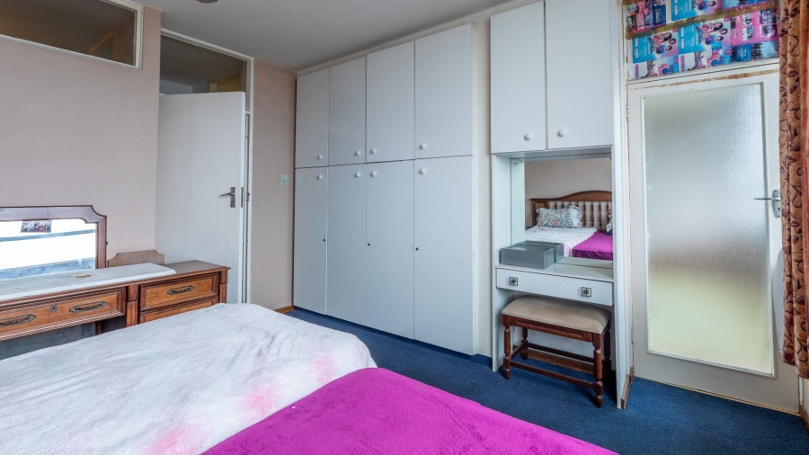 2 Bedroom Property for Sale in Goodwood Central Western Cape